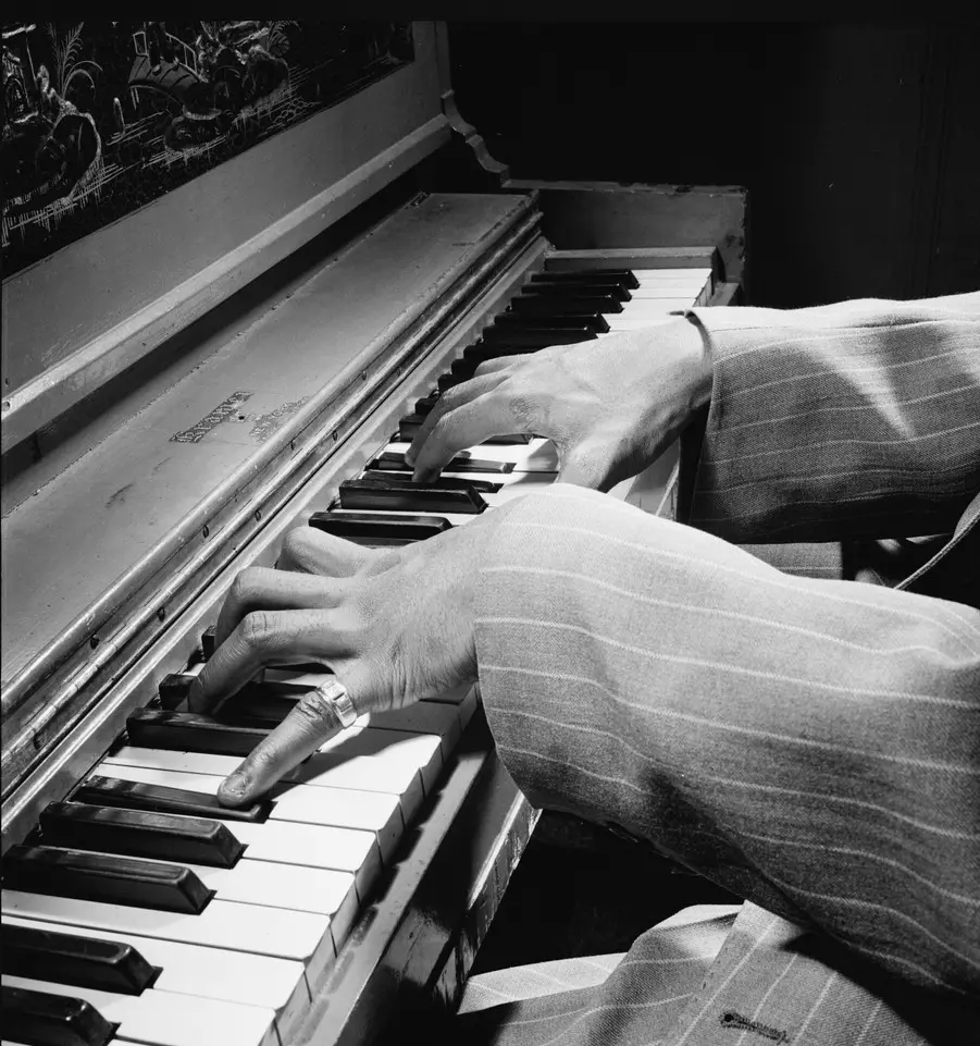 Les mans de Nat King Cole sobre el teclat d’un piano